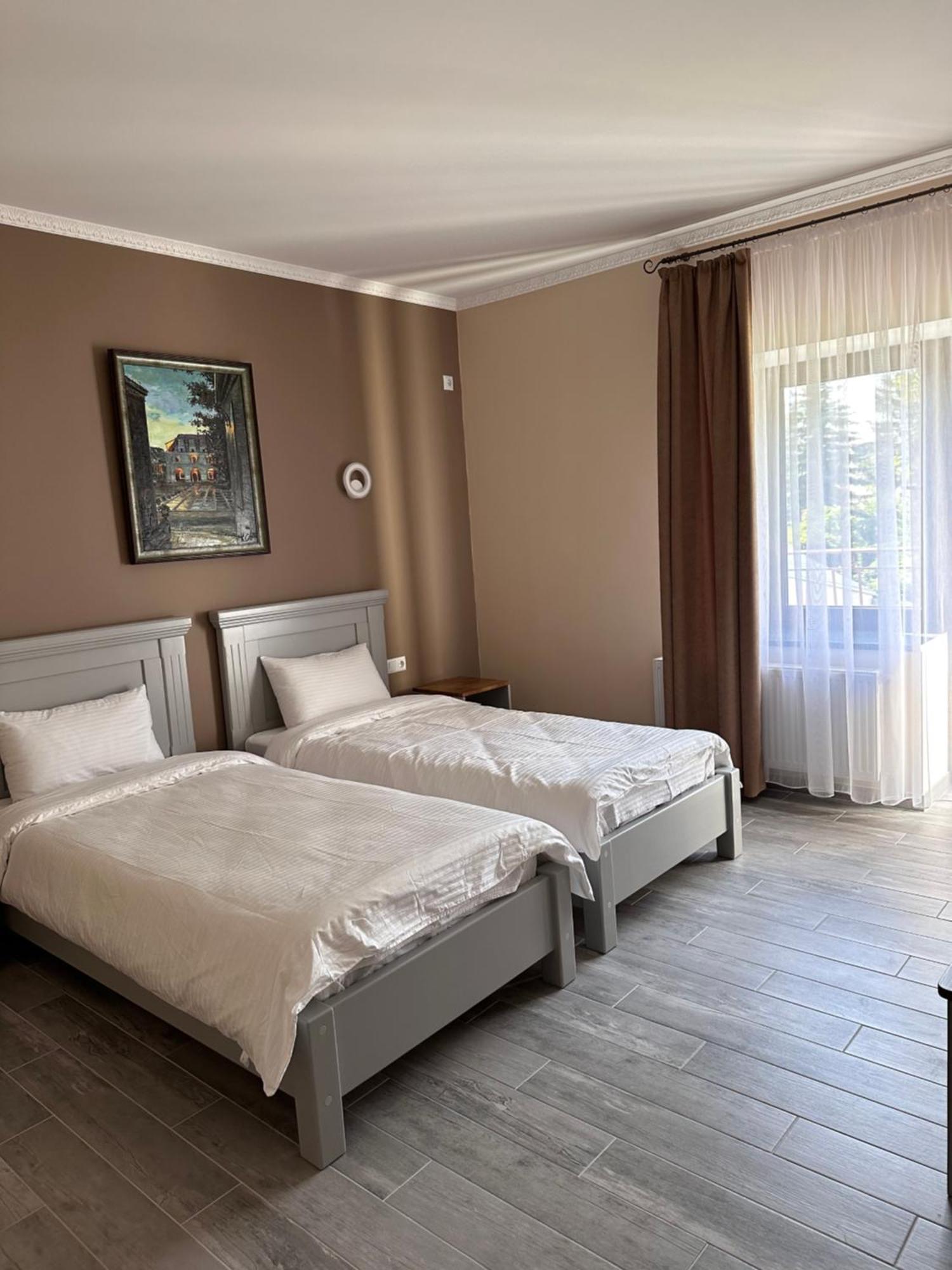 Hotel Maestro Ostroh Esterno foto