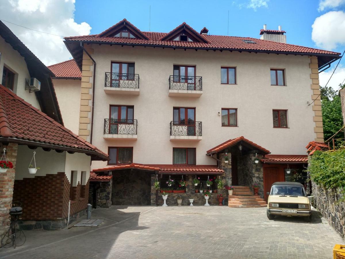 Hotel Maestro Ostroh Esterno foto