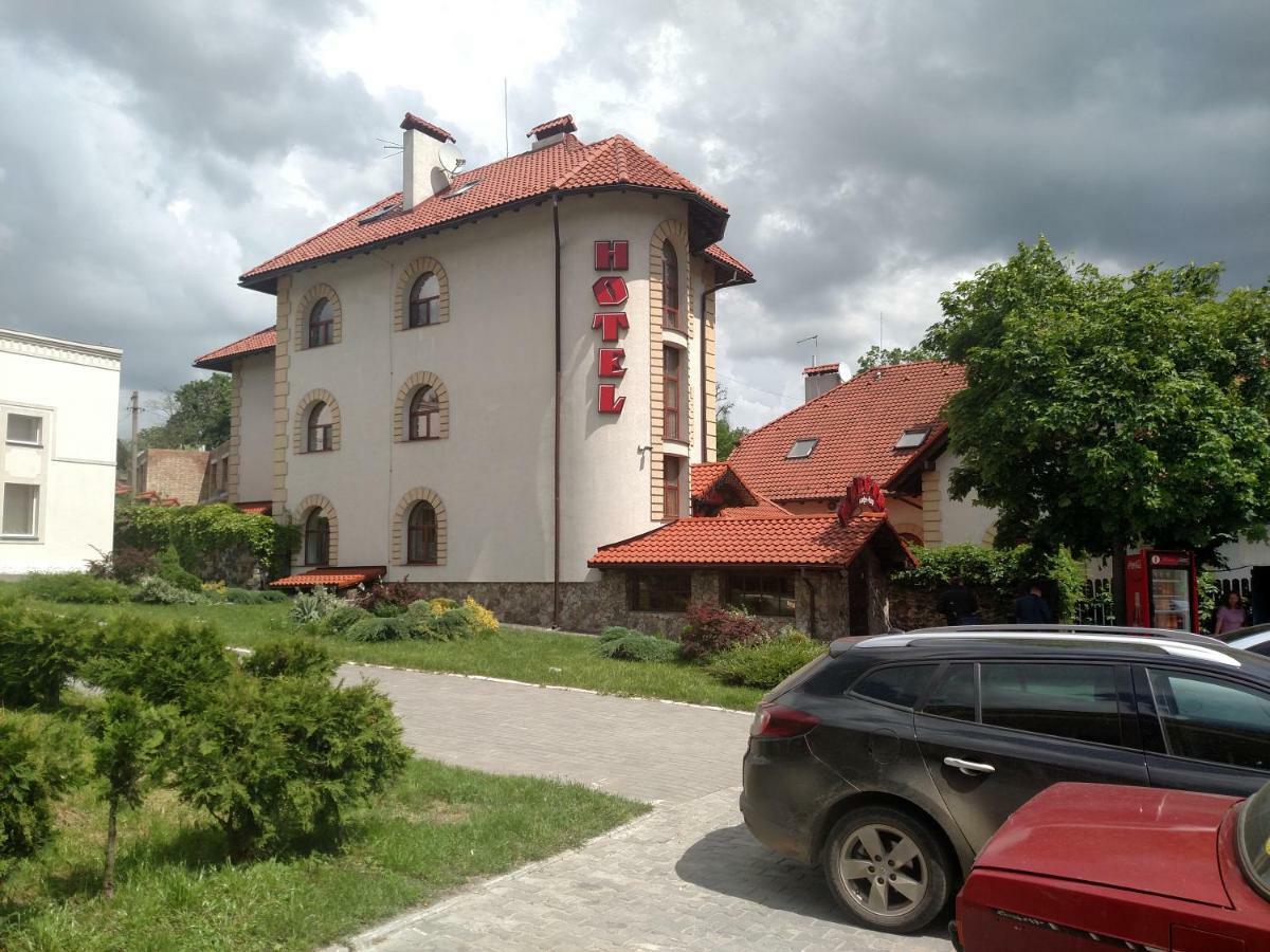 Hotel Maestro Ostroh Esterno foto